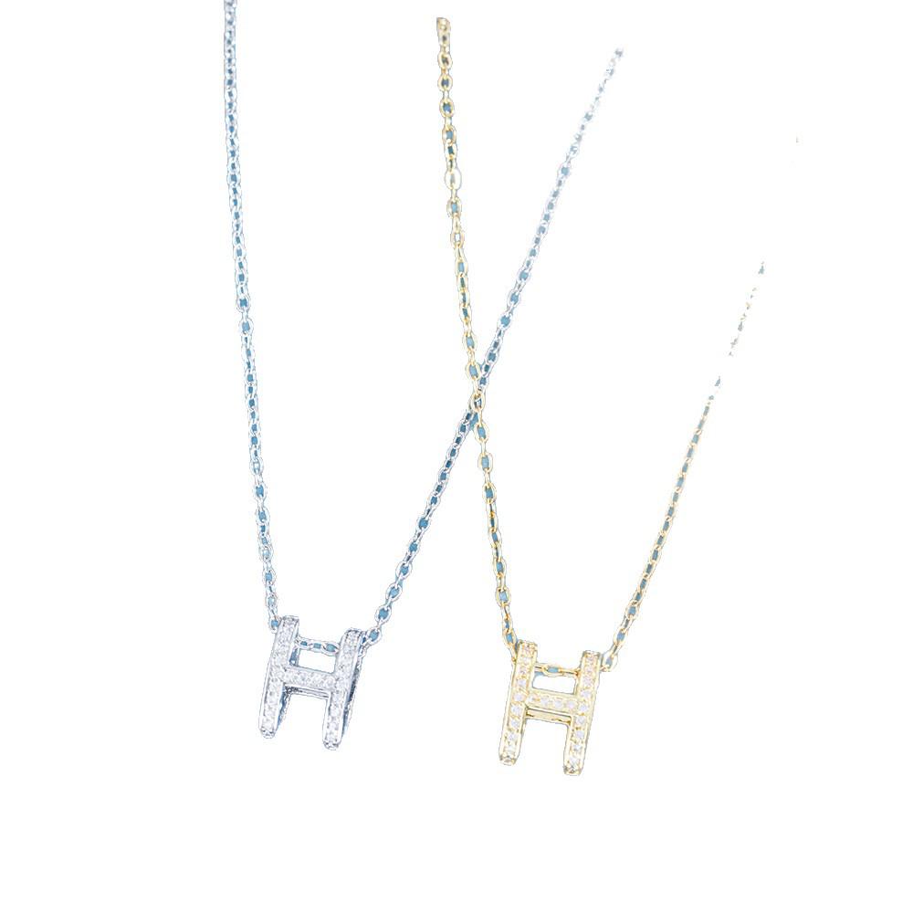 Collana a H con Intaglio Raffinato - Ciondolo Minimalista di Lusso Leggero, Catena per Clavicola in Acciaio di Titanio, Personalizzata con Design di Nicchia per Donna
