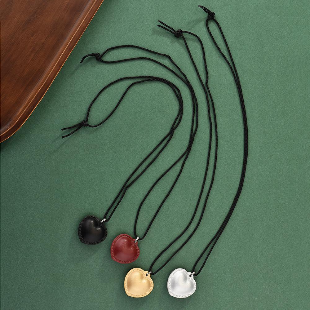 Fashionable Heart Shaped Choker Necklace In Leather For Unisex Wear Casual