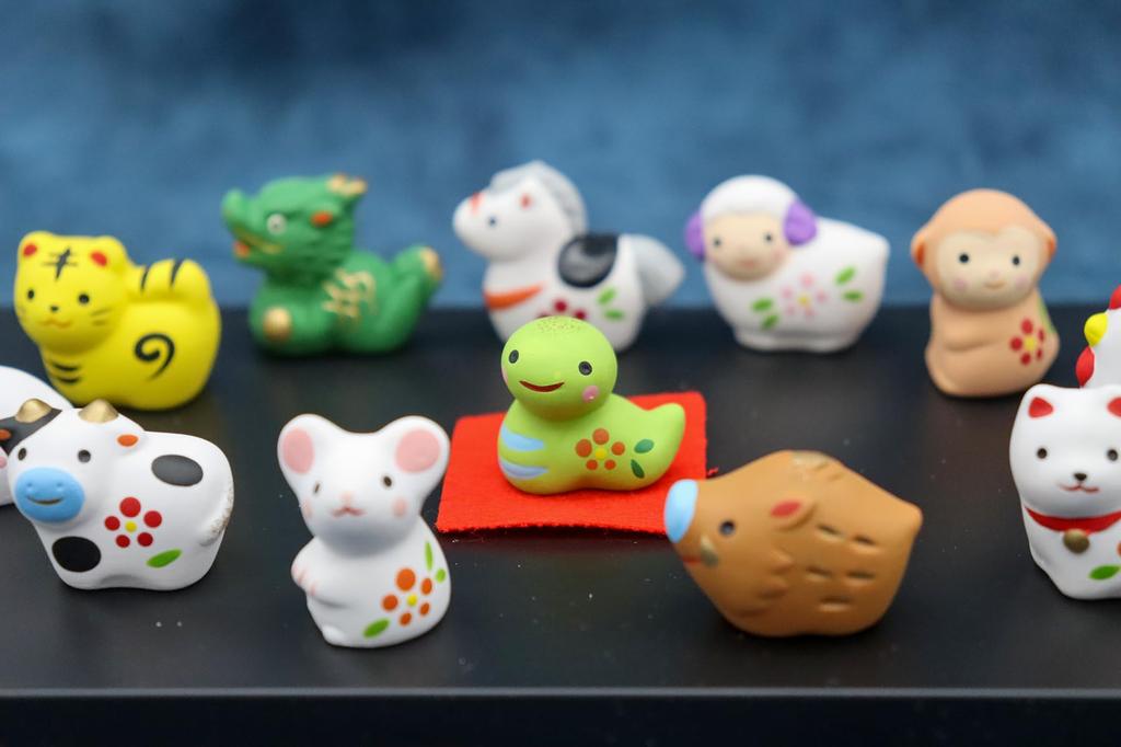 [Ekskluzywny dla Amazon.co.jp] Ornament Zodiakalny Wąż Yakushi Kiln 2025 (Wspaniała, kolorowa dekoracja zodiakalna z naklejkami na szczęście)