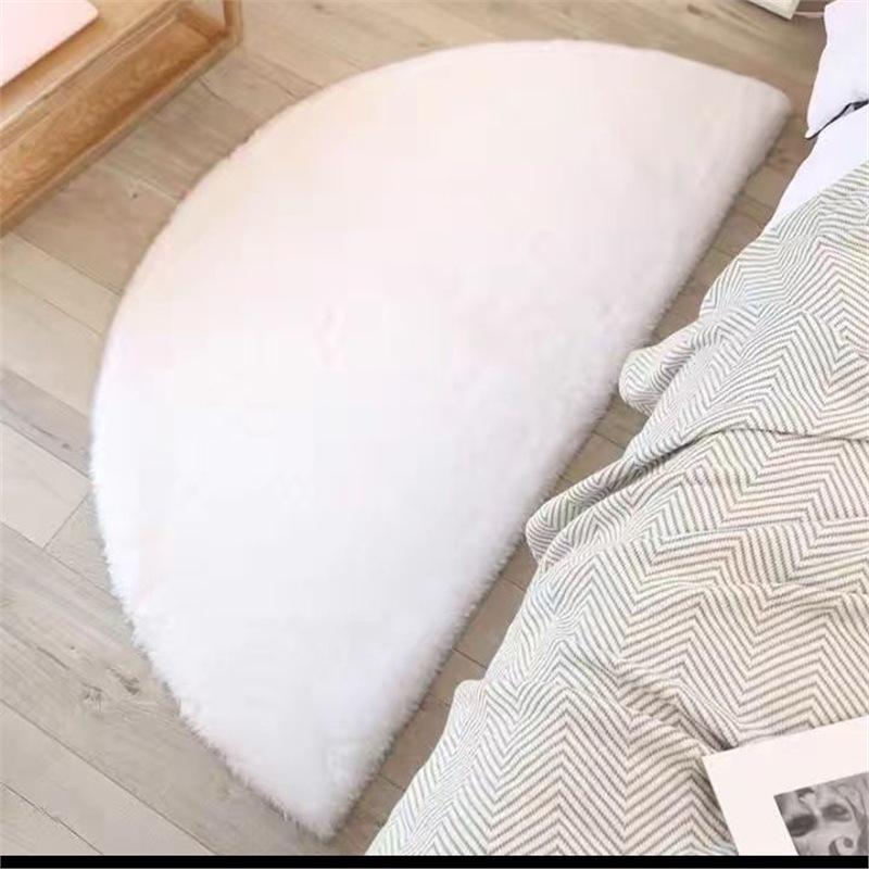 

Faux Rabbit Fur Semi-Circular Rug: Warm Plush Carpet for Bedroom, Living Room, or Girls Room 30x60 cm білий