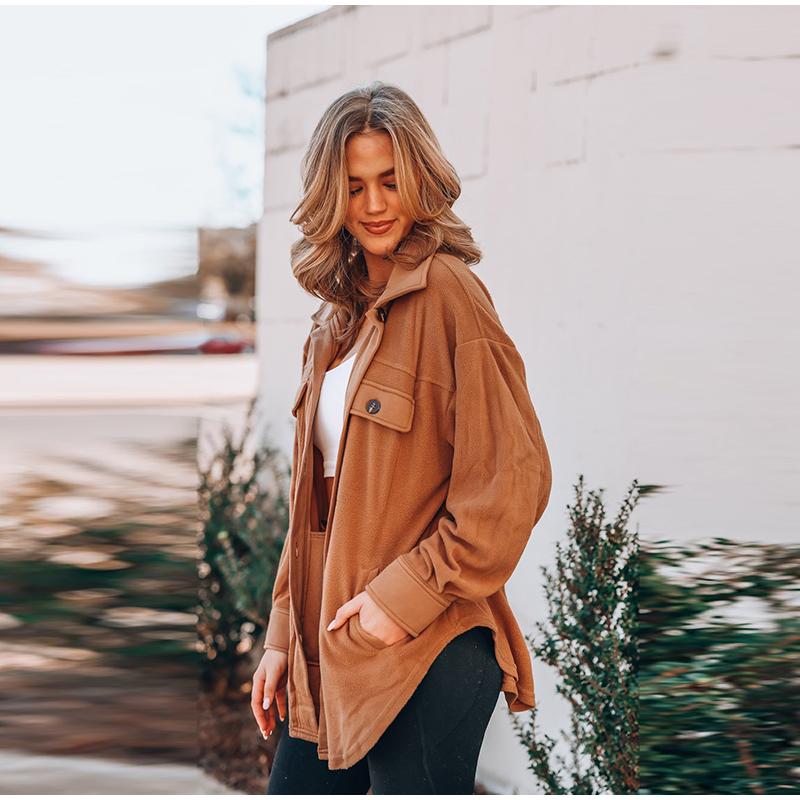 Осенне-зимняя женская флисовая куртка с длинным рукавом и лацканами — фото 15