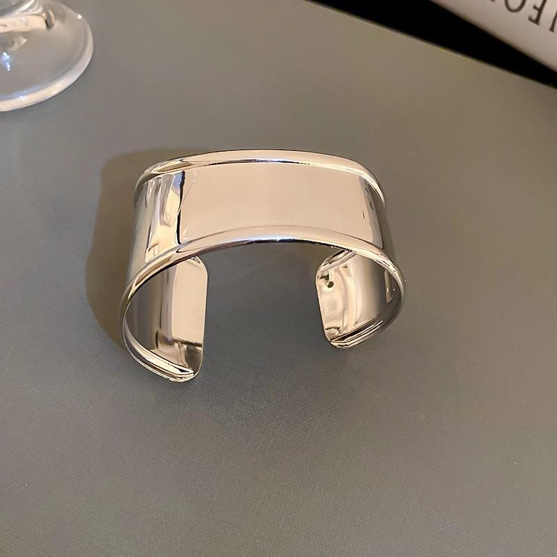 European & American Pleated Metal Bangle: Elegant Cold-Style Bracelet with High-End Luxury Design