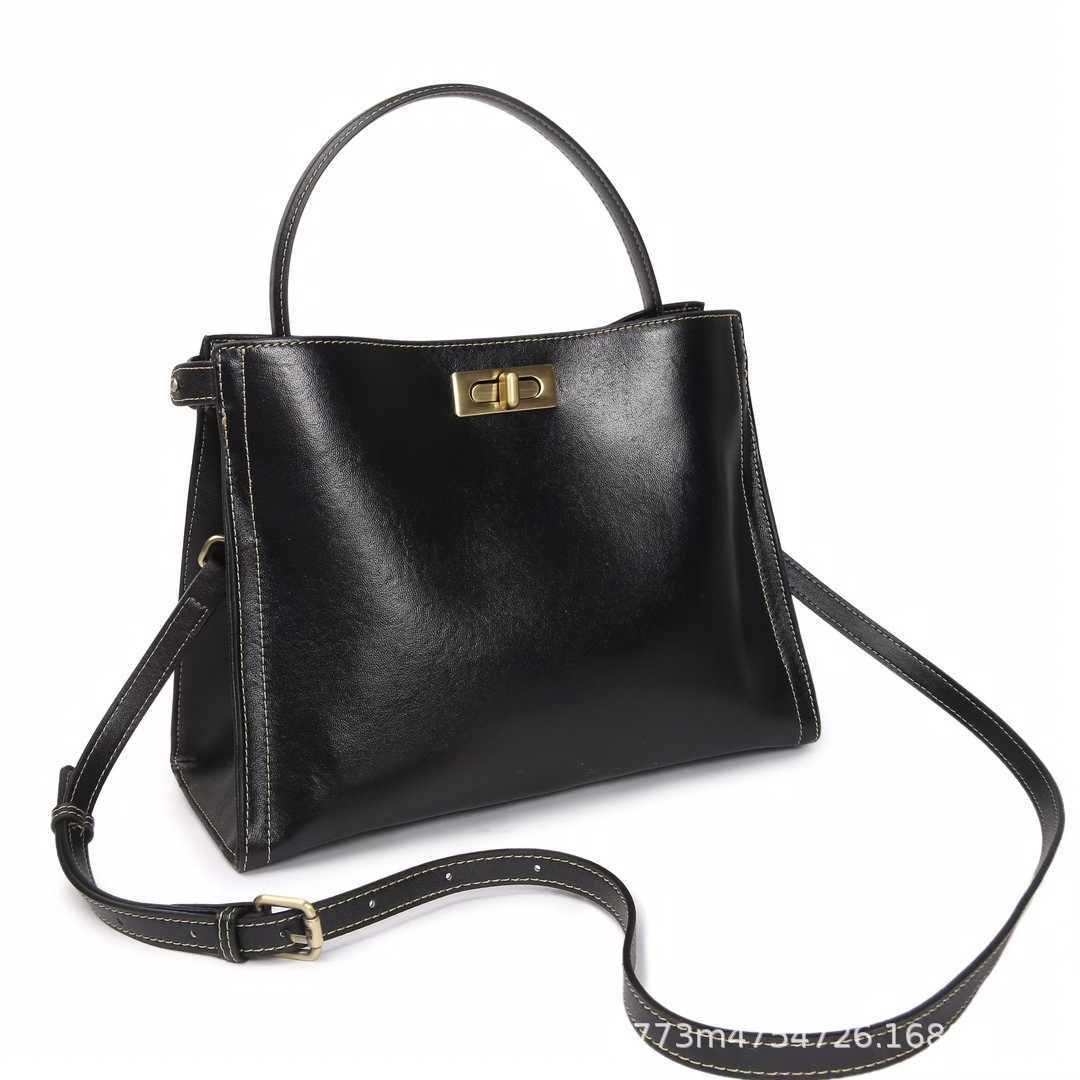 

2025 Spring Korean Niche Women s Vegetable-Tanned Leather Saddle Stitch Crossbody Bag Bottom Length 19, Width 14, Height 22