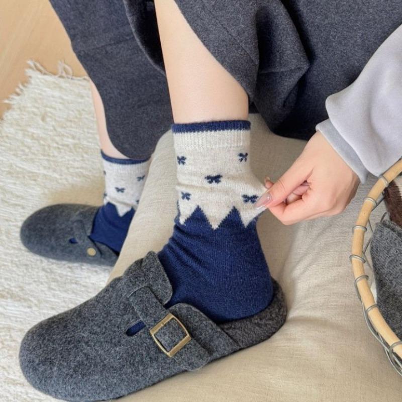 Bows of Woolen Socks for Women with Color-matched Patches and Retro Screw-top Design. Feir Island College-style Winter Thick and Warm Socks.