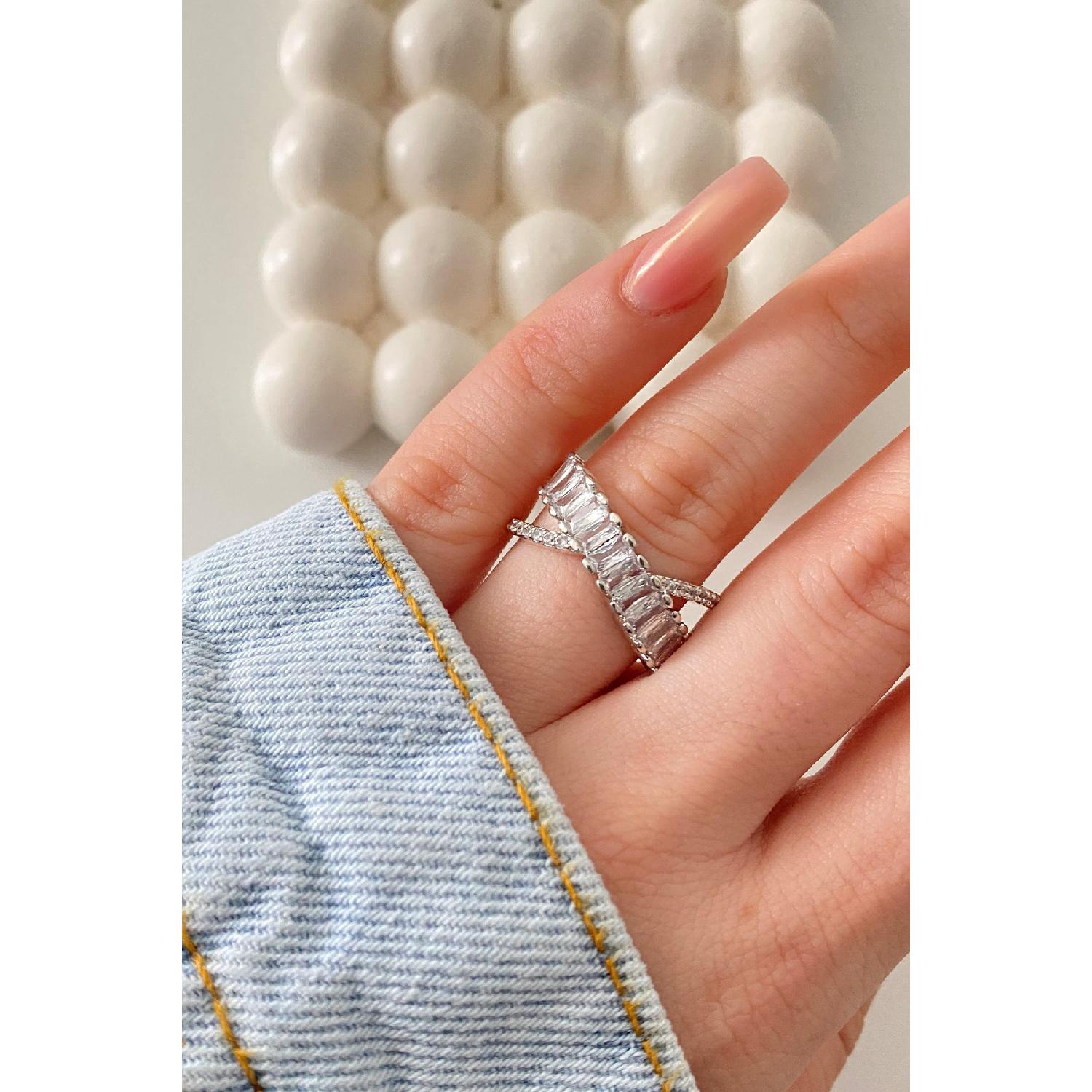 

Регулируемое стальное кольцо с крестообразным цирконом