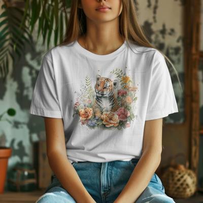 Blumiges Tigerjunges Spiel T-Shirt, Niedliches Tigerjunges, Tigerjunges in Blumen, T-Shirt
