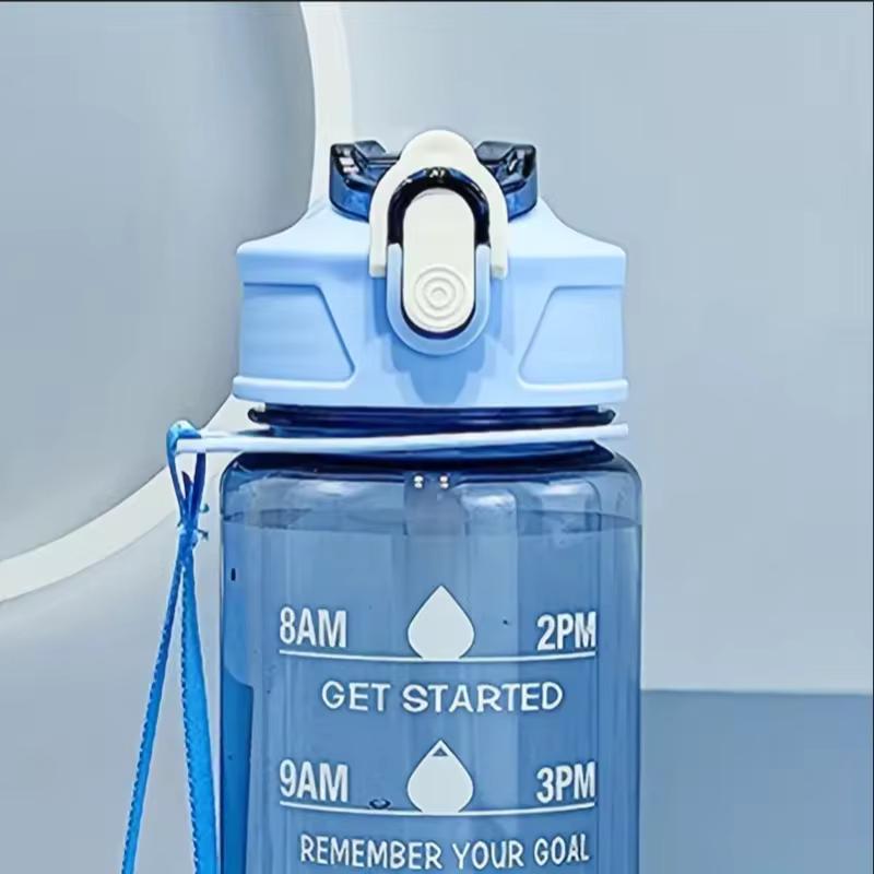 Bouteille d'eau de sport portable 750 ml avec paille et sangle de transport. Bouteille de sport anti-fuite. Ouverture en un clic pour l'entraînement physique.