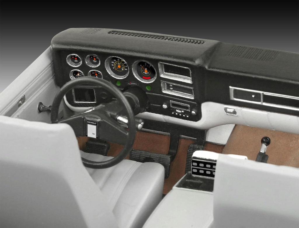 German Revell Stranger Things Chevrolet K5 Blazer Scale Plastic Model Kit 07724 '85 1/25 (Automobile)