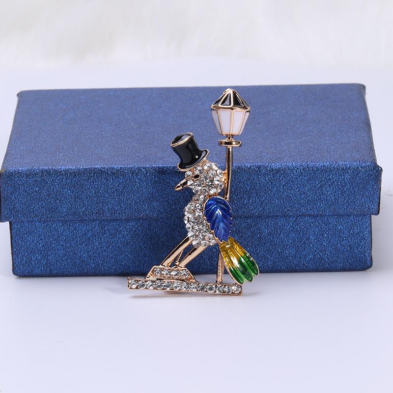 

Брошь в виде птицы с капающим маслом и бриллиантами по фен-шуй. Простые и стильные трехмерные аксессуары в виде животных.