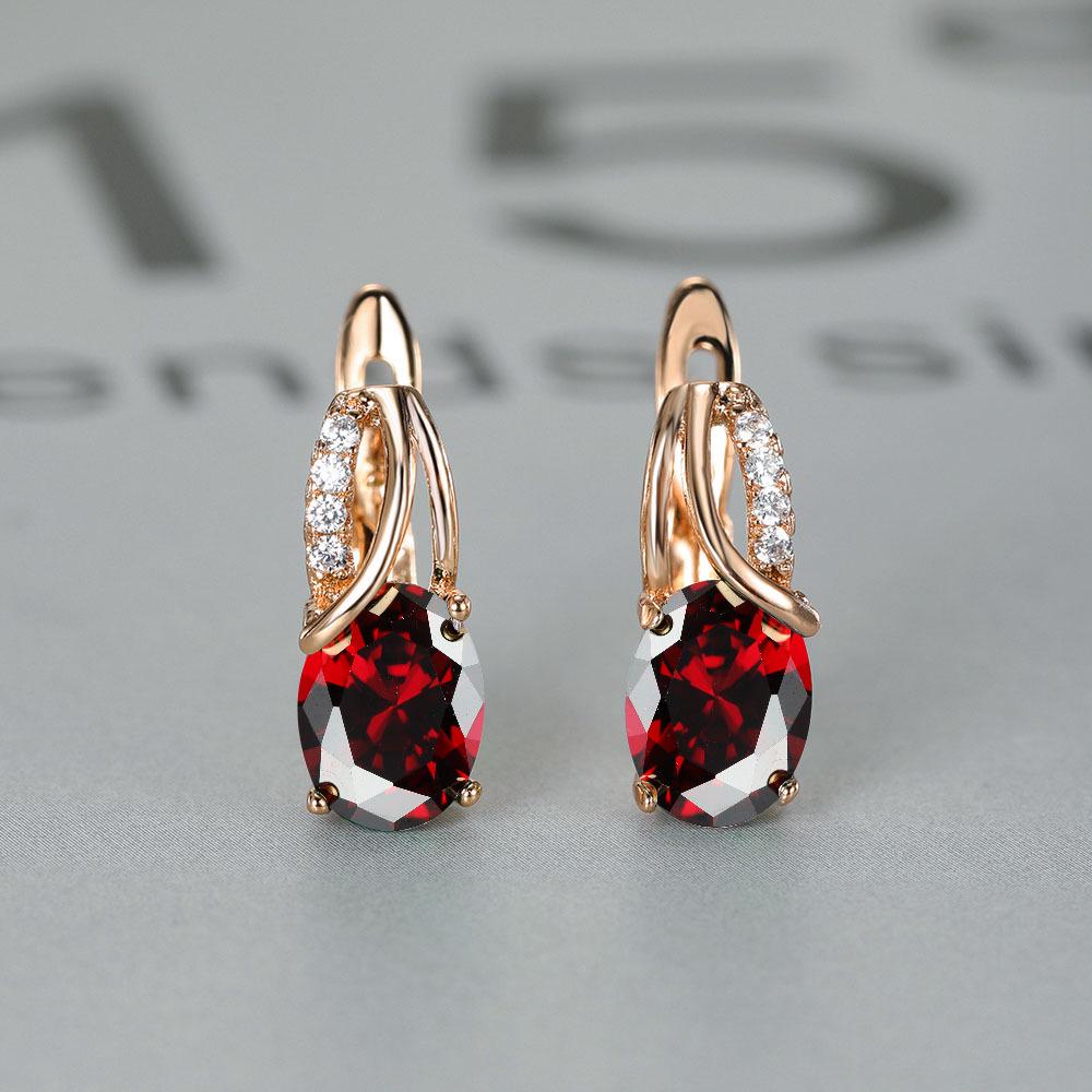 Cercei Suiyuan 2023 cu pietre albe diamantate, placați cu aur șampanie