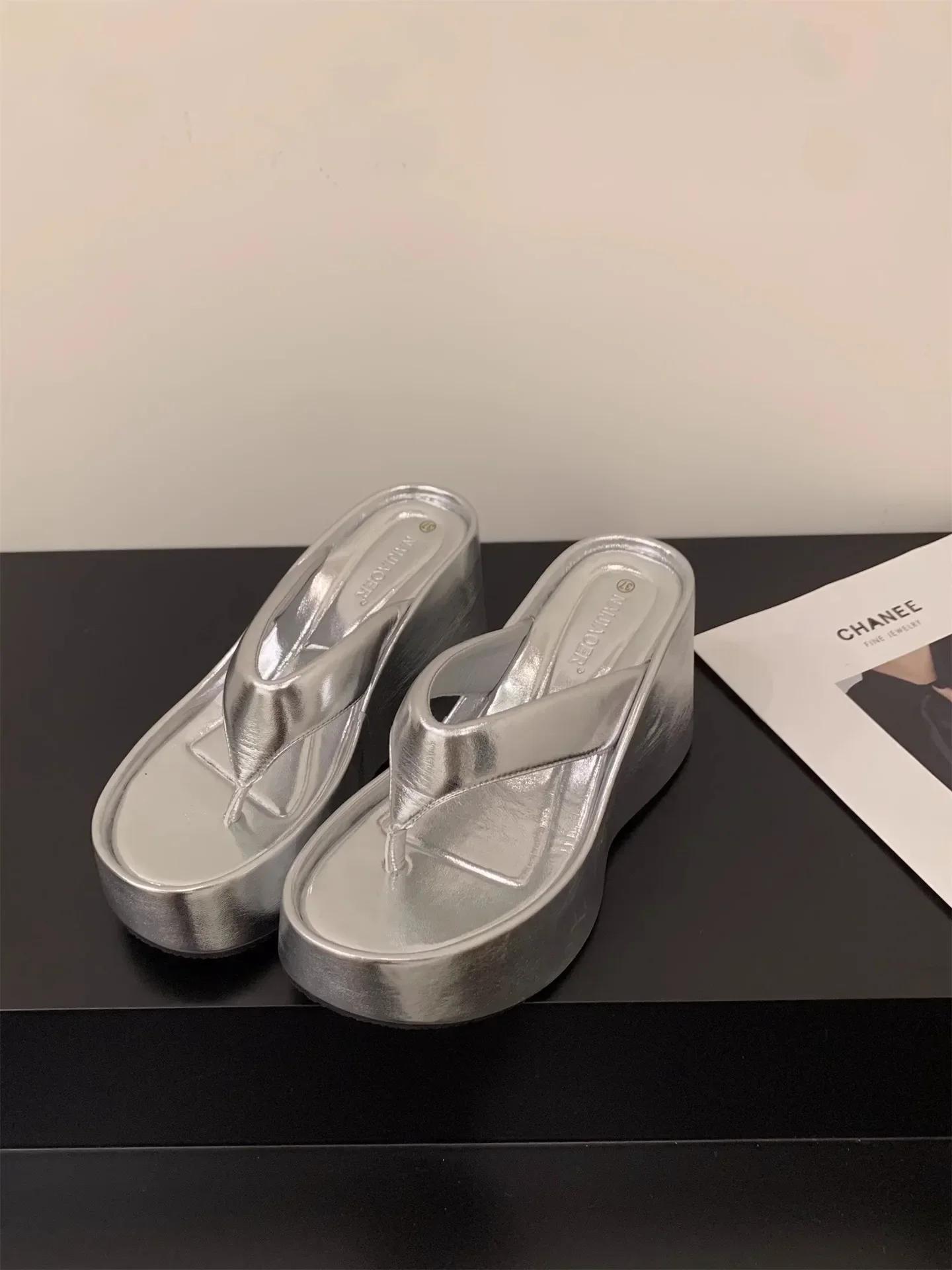 

Женские шлепанцы на танкетке с застежкой-клипсой, летние модные пляжные сандалии на толстой платформе, женские тапочки на высоком каблуке с толстой подошвой, шлепанцы 40 серебряный