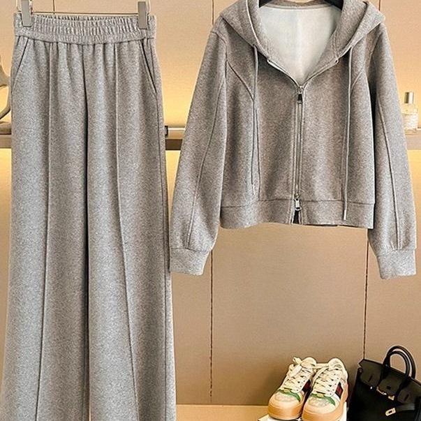 Dámská fleecem podšitá ležérní sportovní souprava - Mikina s kapucí a kalhoty se širokými nohavicemi, Kolekce podzim/zima 2025.