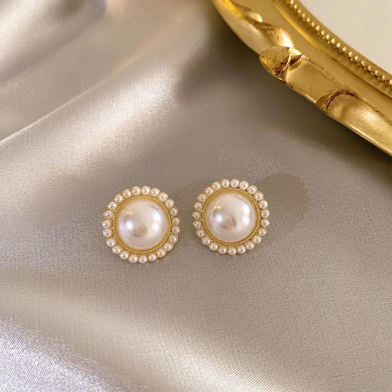 Elegant Pearl and Wine Red Hong Kong Style Dangle Earrings for Women – Retro, Fashionable, and Paired with Trendy Studs.