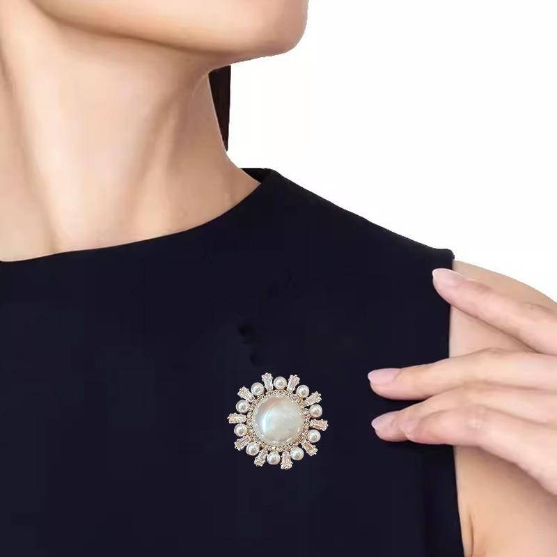 Sunflower Brooch, Women's Exquisite Pearl Brooch, Niche High-end Design Sense, Brooch, Neckline Anti-glare Accessory