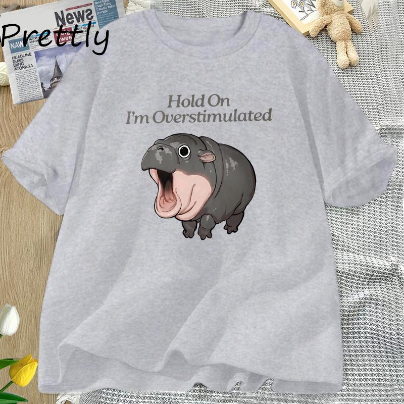 

Футболка Moo Deng Подождите, я перевозбужден Футболка Гиппо Moo Deng Графическая футболка Милая хлопковая футболка с коротким рукавом для влюбленных Одежда 4XL