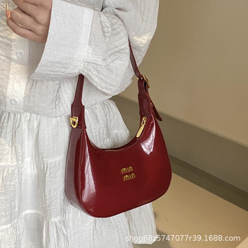 Premium patent leather glossy armpit bag 2025 new fashionable solid color portable crescent bag niche commuter shoulder bag