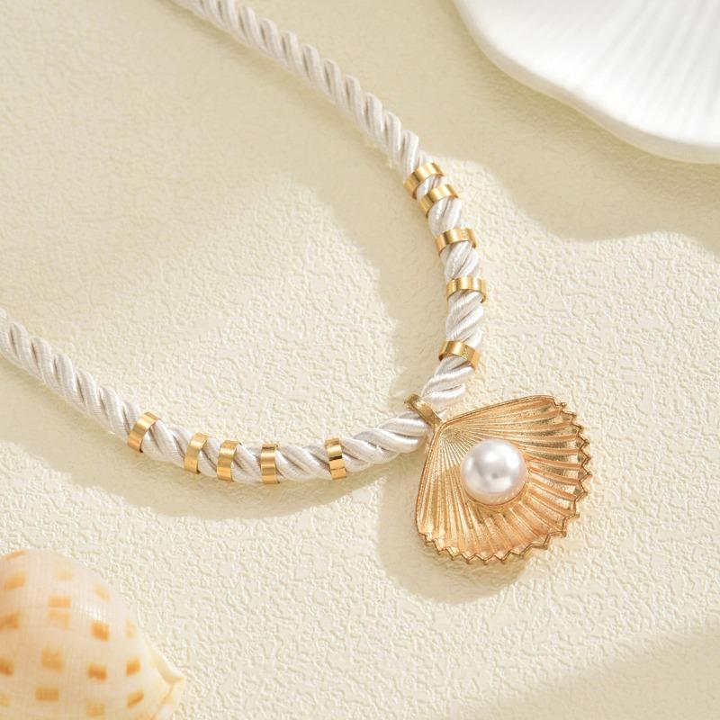 Pearl shell necklace, fashion hot-selling vacation style pendant, niche high-end personalized knot necklace.