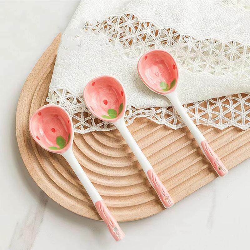 Niedlicher Erdbeersuppenlöffel aus Keramik, Kawaii, koreanischer Eisdessertlöffel mit langem Griff, Küchengeschirrzubehör