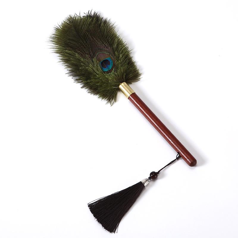 

Статическая щетка с удлиненной ручкой из павлиньих перьев для щелей