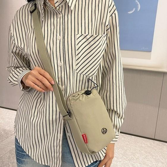 Spring casual mobile phone bag simple and lightweight personalized shoulder messenger bag anti-splashing nylon bag