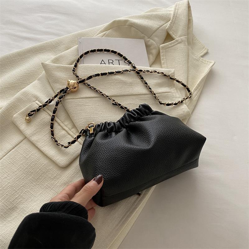 

Летняя сумка-ведро в иностранном стиле, французская нишевая плиссированная маленькая сумка для женщин 2024 года, новая модная сумка-мессенджер с цепочкой чёрный