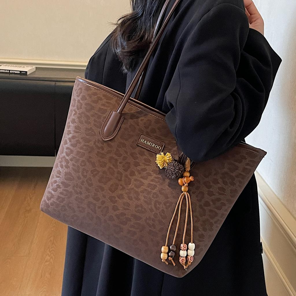 Autumn and winter large-capacity bag 2025 new commuter retro women's shoulder bag college student class bag tote bag