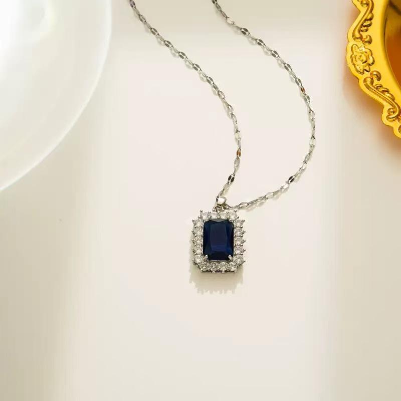 Vintage Titanium Steel Women's Pearl Pendant Necklace - Light Luxury Clavicle Chain