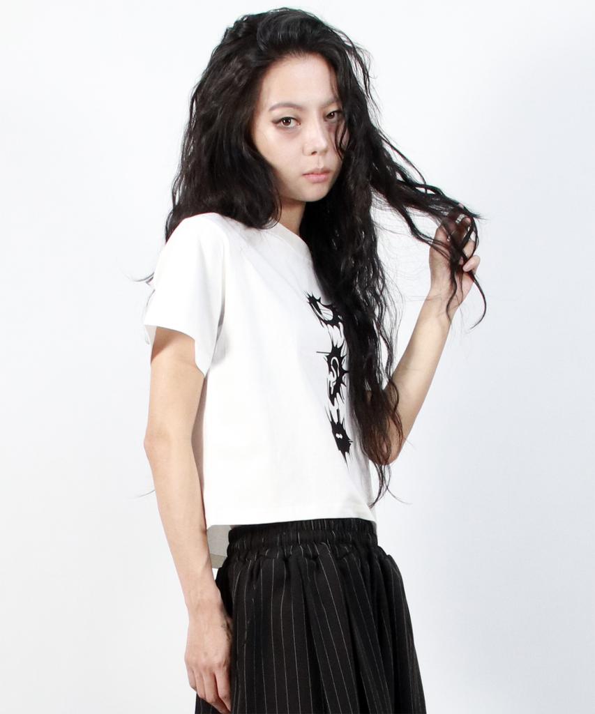 Deumakeu Eerie Graphic Crop Short Sleeve Tee White