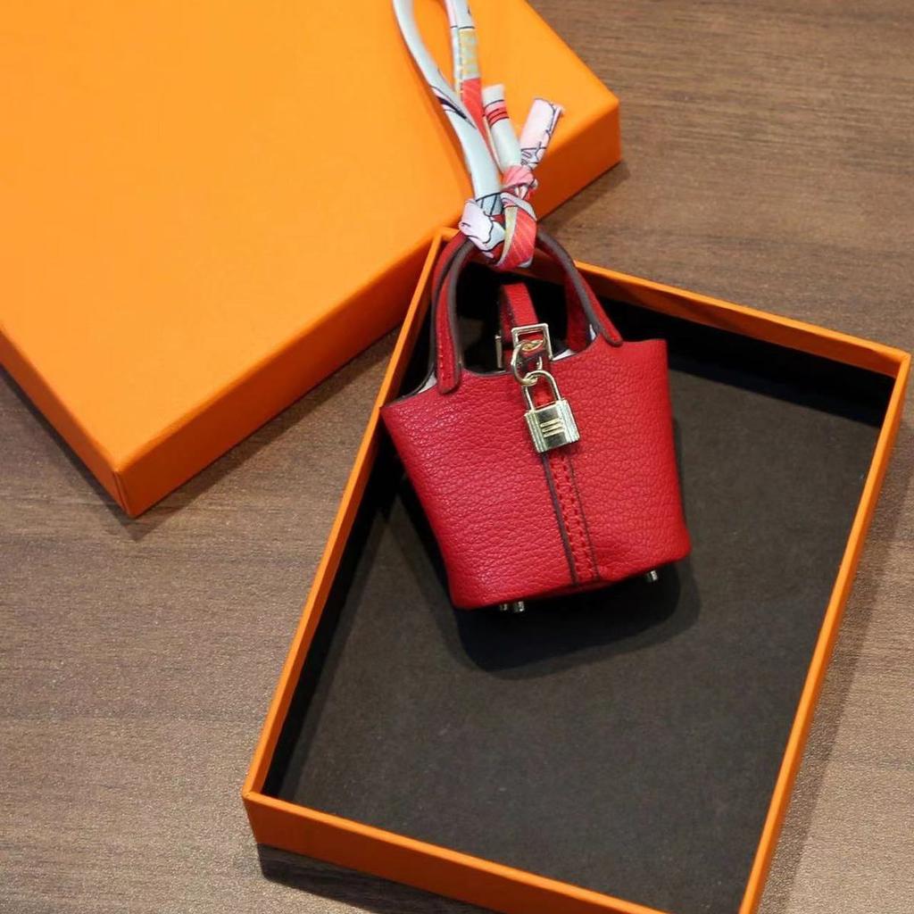 Mini vegetable basket bag pendant high-end leather car keychain earphone bag creative car pendant wholesale