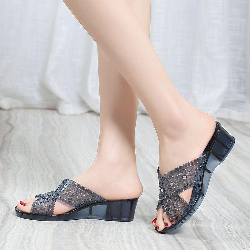 Anti Slip Slope and Crystal Jelly Thick Soled High-heeled Sandals for Women's Summer Outdoor Wear Fashionable and Versatile Transparent One-piece Mop