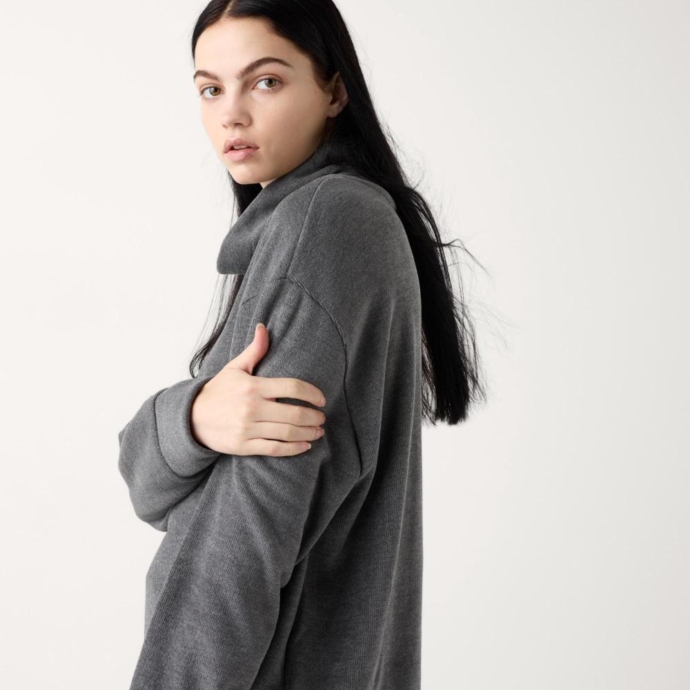 

Футболка Uniqlo SofT KniT Fleece Slip High Neck 06 GRAY/WOMEN S