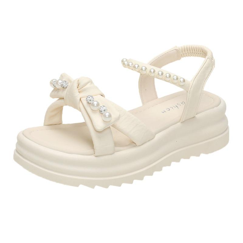 Plateausandalen sind vielseitig für Frauen und ermüden ihre Füße nicht.. Die neuen Sommer-Hausschuhe für draußen sind wunderschön zu Röckschuhen.