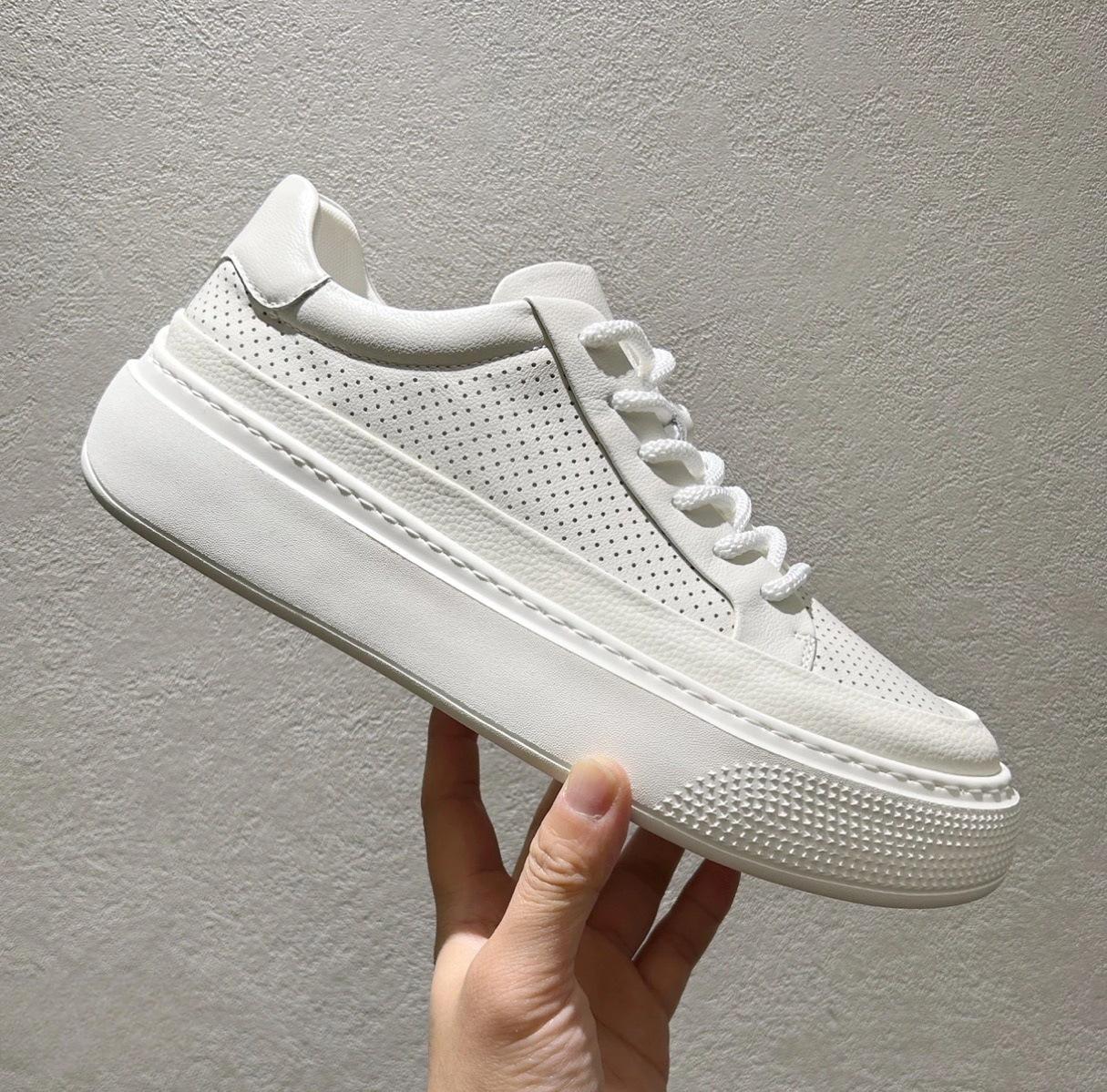 

Трендовая брендовая мужская обувь 2025 весна новая кожаные маленькие белые туфли мужские дышащие и универсальные туфли на педали повседневная обувь 44