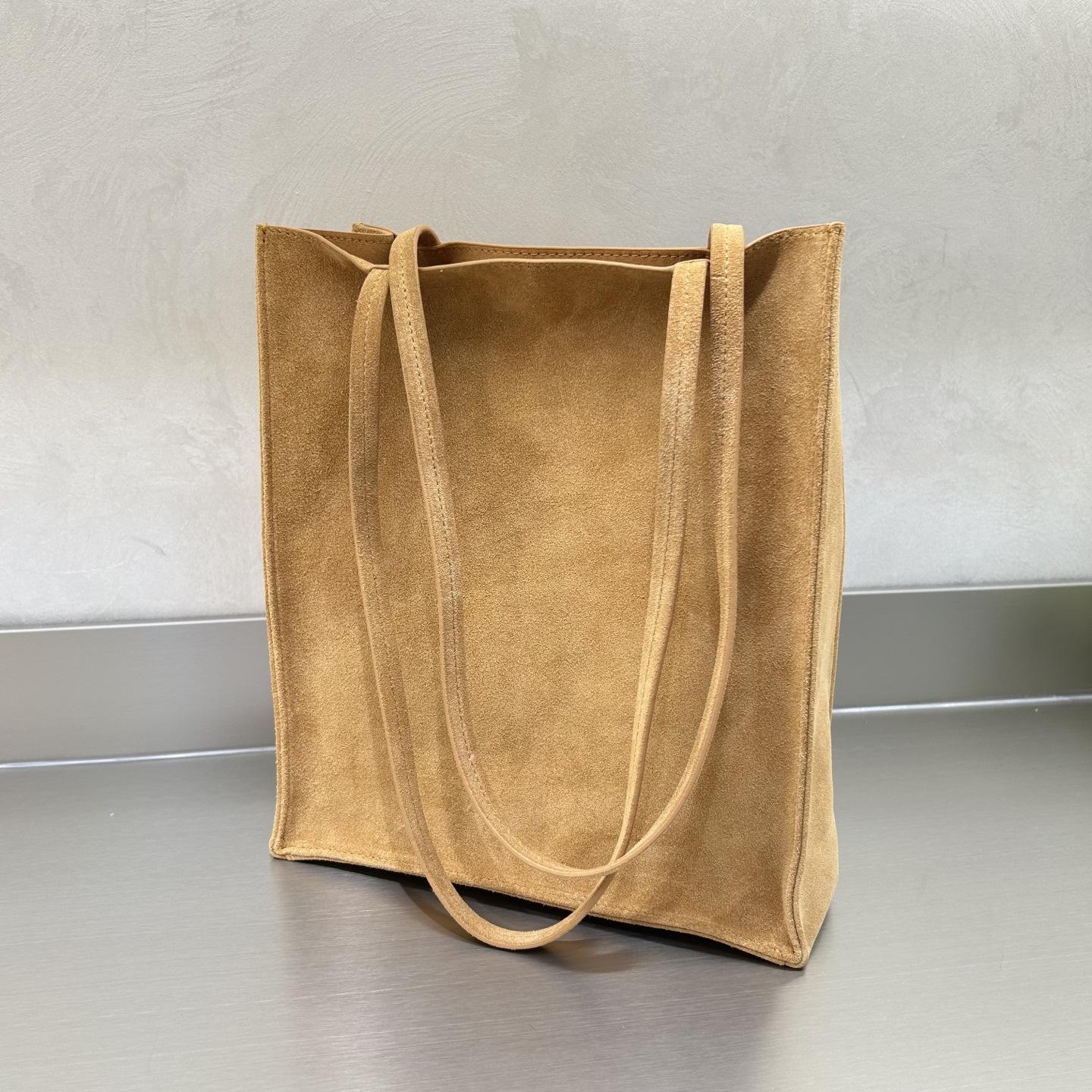 

Soft Cowhide Tote Bag | Minimalist Brown Shoulder Bag for Everyday & Travel Use коричневий