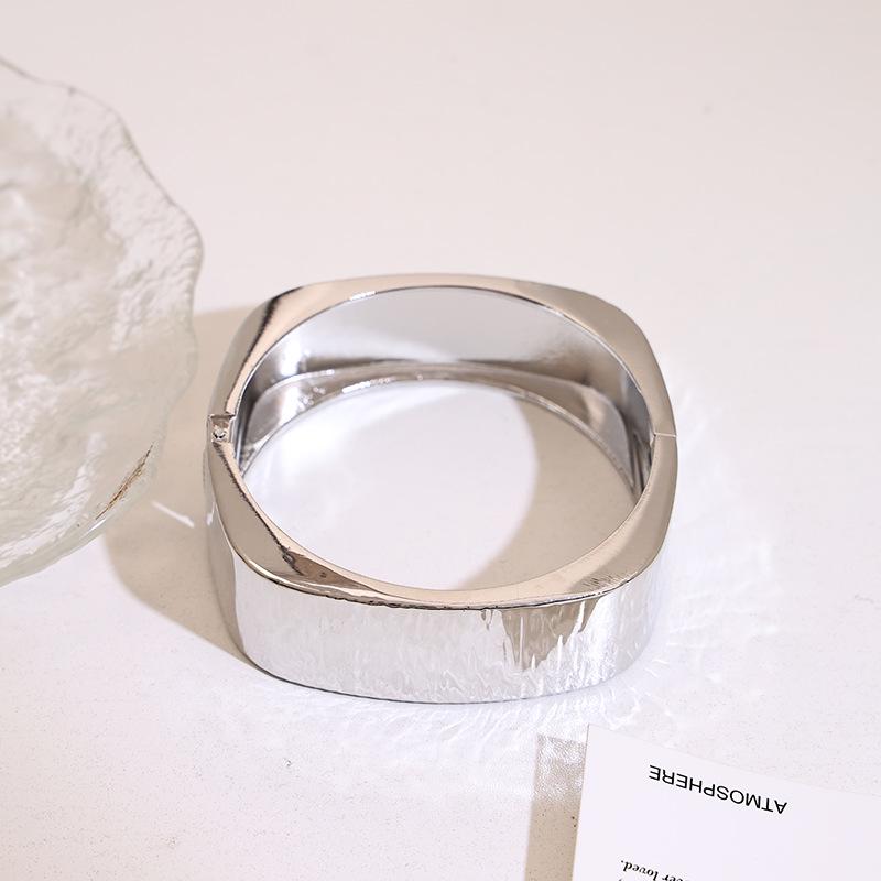 Retro Metal Square Bracelet for Women: Stylish and Smooth Spring Bangle with European and American Ins Flair
