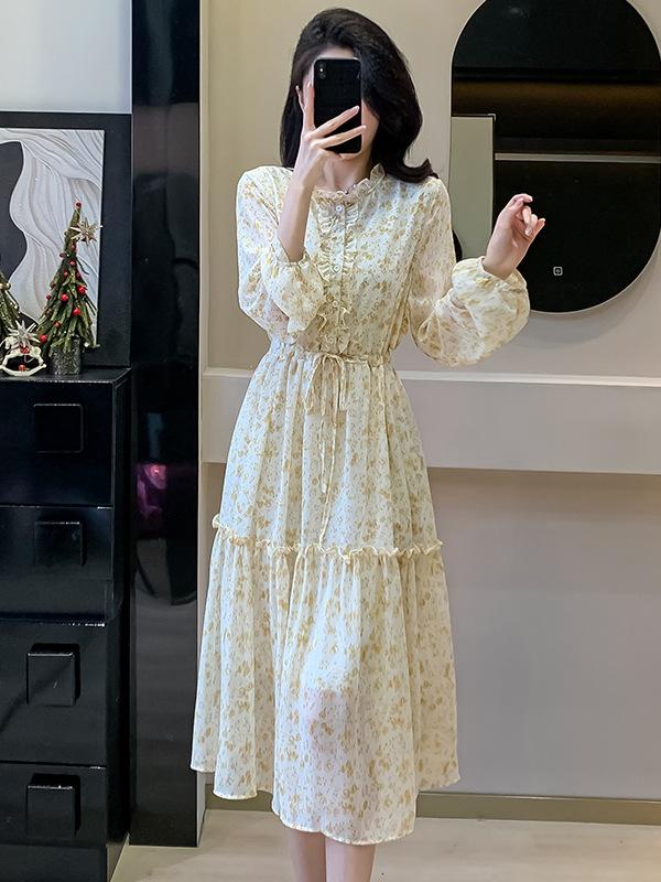 French Puff Sleeve Floral Chiffon Dress with Tie-Neck and Ruffle Collar, Slim-Fit Long Sleeve for Early Spring.