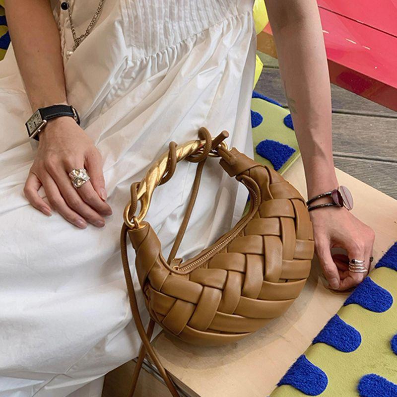 

Нишевый стиль Ручная переноска Плетеная дизайнерская коровья кожа Brown