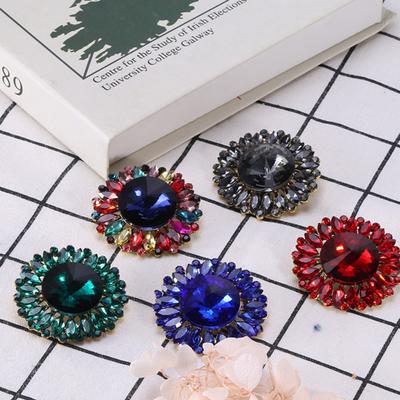Broschenabzeichen, galvanisierter Strass, geometrische Form, Temperament, dekoratives Anziehspiel, rostbeständig, blumenförmige runde Brosche