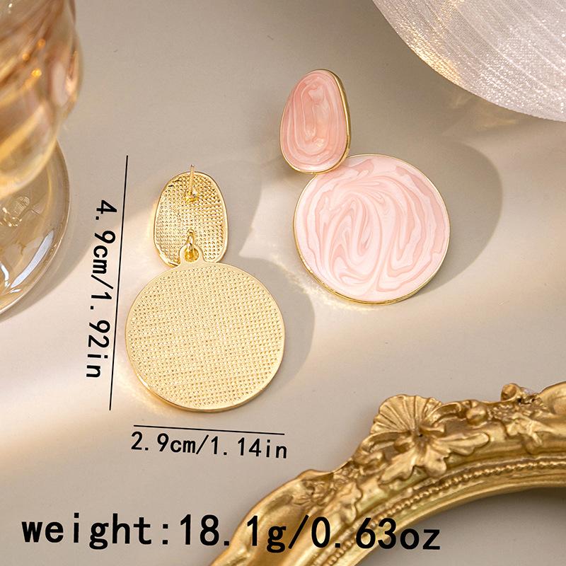 Modische ovalförmige Ohrringe in Bonbonfarben mit zarten, strukturierten Anhängern