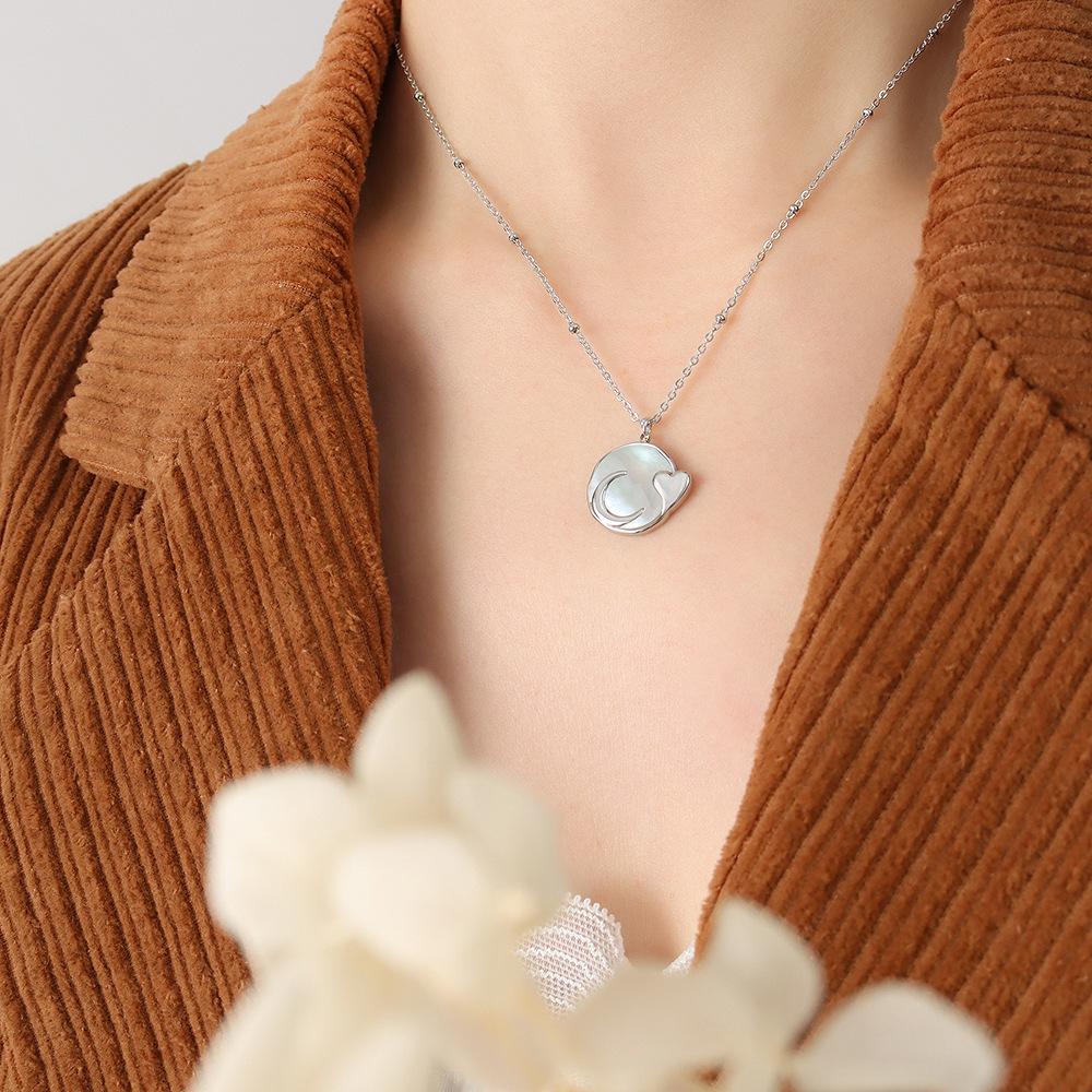 French Wind Choker White Sea Shell Moon Pendant Round Brand Necklace Titanium Steel Plated 18 Gold Women Do Not Fade Jewelry P156