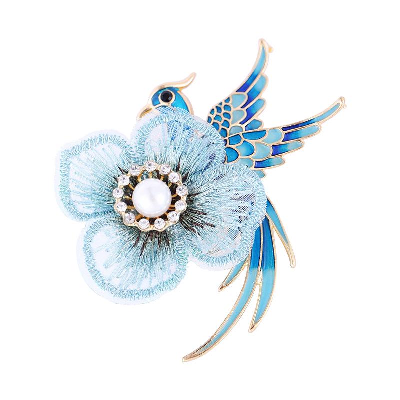 Brosche im chinesischen Stil mit Stickerei von Vögeln und Blumen, mit Perlen und Strasssteinen