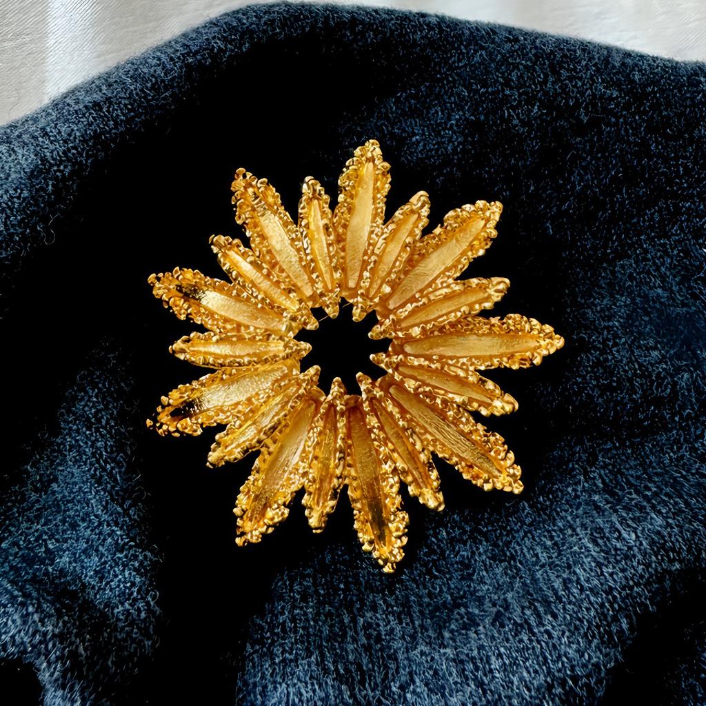 Medieval Style Sunflower Girl Exquisite Hollow Fireworks High-end Brooch