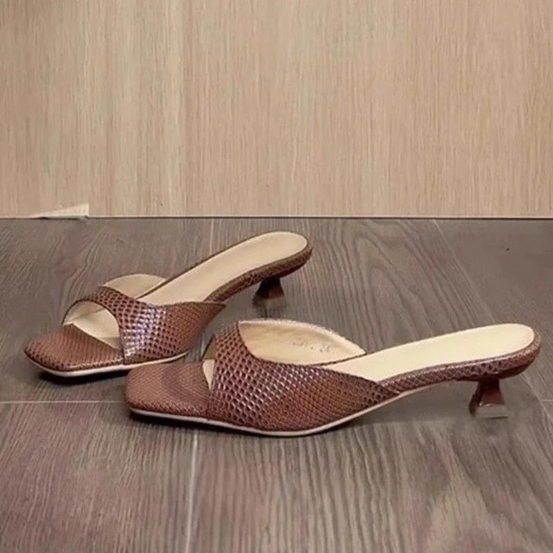 

Женские тапочки Модные туфли на каблуке Дизайнерские женские сандалии 2025 Летние лодочки Пляжные шлепанцы Роскошные Sandalias De Mujer 35 коричневый