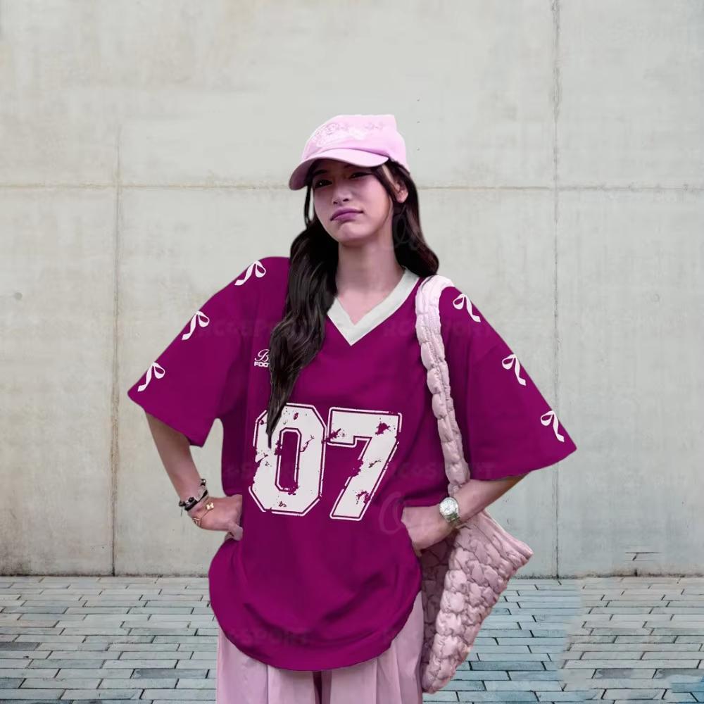 Ny dame størrelse 7 trykket V-hals kort ermet sommer fotballfan uniform, løs avslappet sport dame T-skjorte