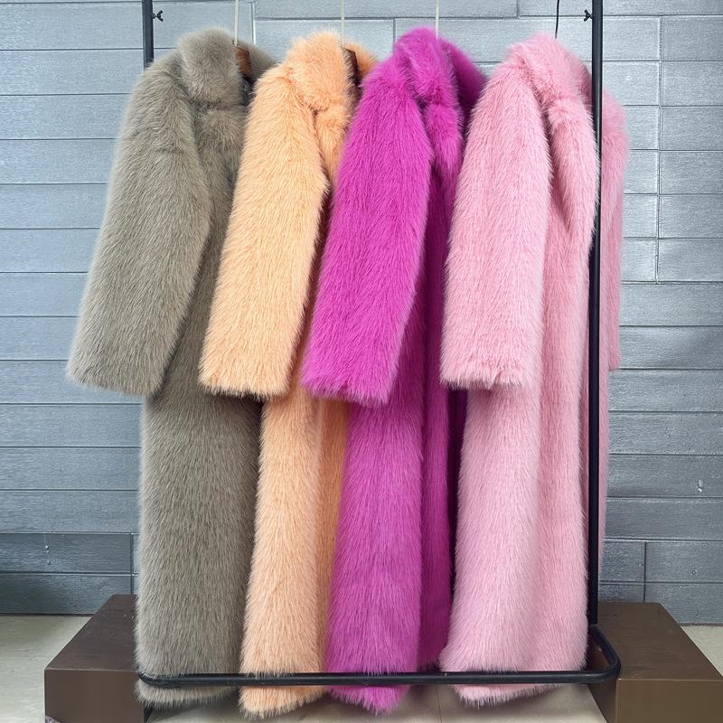 Damski płaszcz zimowy z imitacji futra z wydłużonym kołnierzem garniturowym