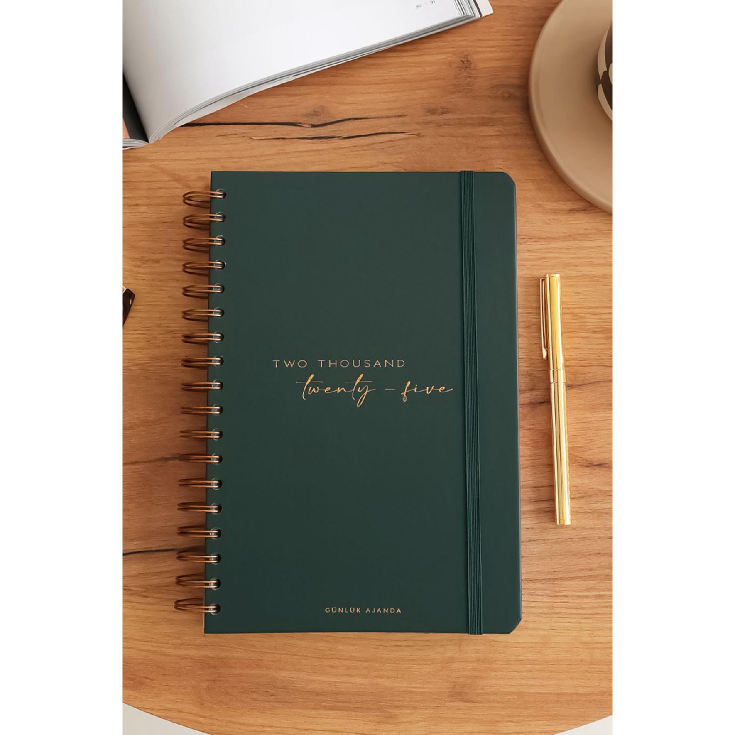

2025 Daily Spiral Agenda 16x24 Cm - 12 Months Dark Green зелёный