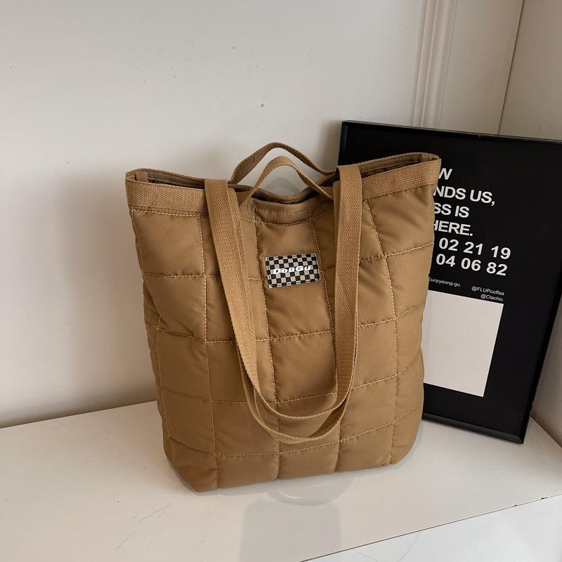 

Модная и практичная сумка большой вместимости женская 2025 новая корейская версия литературная сумка под мышкой, в иностранном стиле простая плечевая сумка-тоут