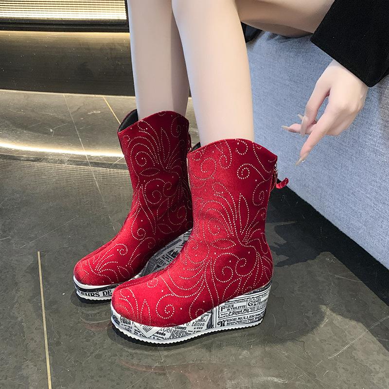 Fashion New women's boots with a wedge heel pattern and a rear zipper for height increase in the autumn of 2025