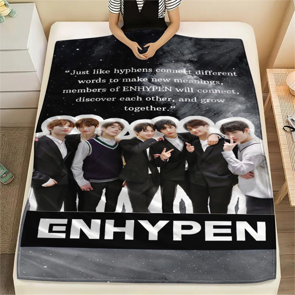 1 Stück Enhypen Aufdruck Flanelldecke, Hohe Qualität für alle Jahreszeiten, Heimdekoration, Wärme und Komfort, Perfekt für Weihnachtsgeschenke