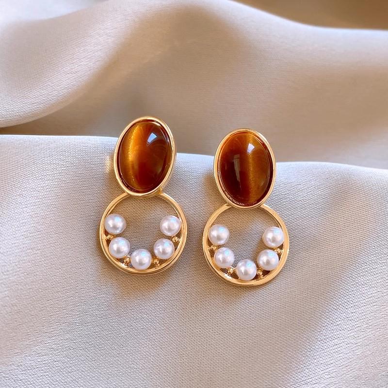 Silver Needle Clover Stud Earrings: Retro Hong Kong Style, Elegant and Fashionable Women's Luxury Jewelry.